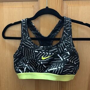 EUC Women’s NIKE Dri Fit Sports Bra size Medium